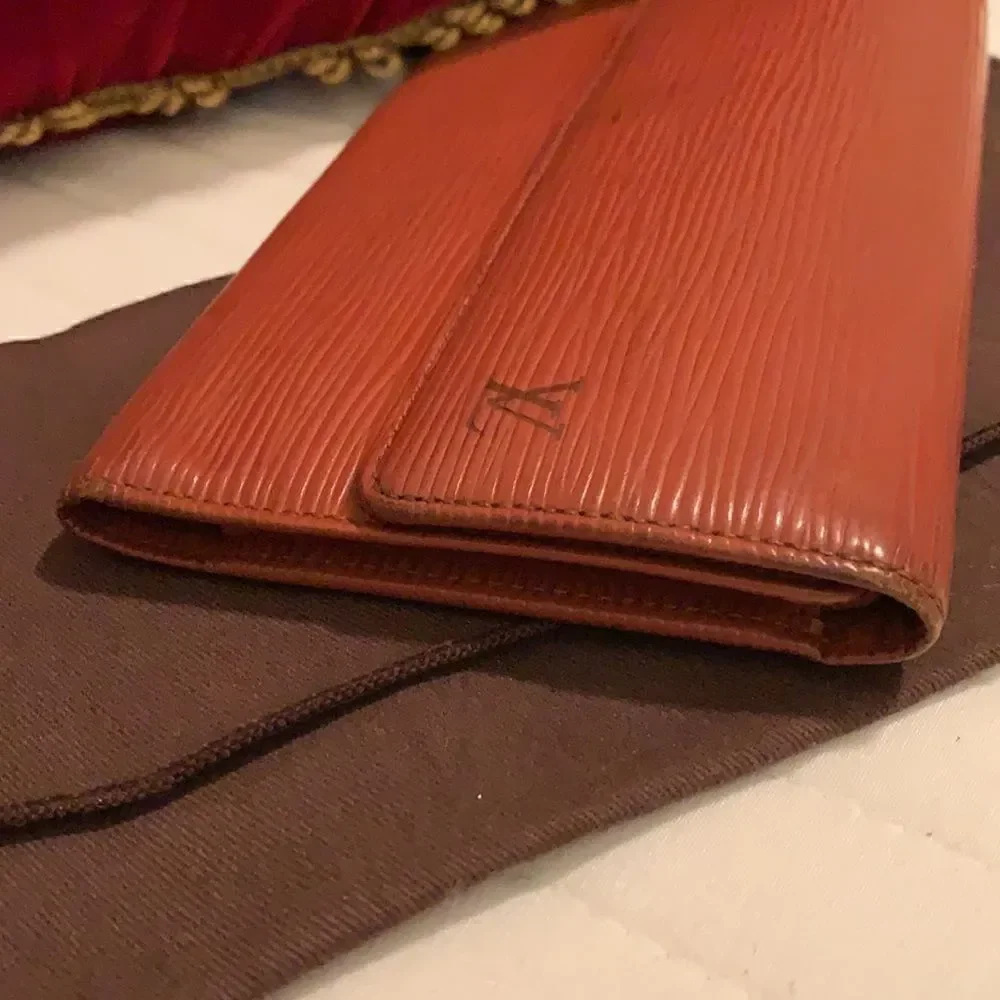Authentic Louis Vuitton long epi wallet unisex